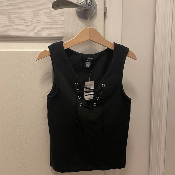 NWT Wet Seal Womens Sleeveless Lace-Up Crop Tank Top with a V-Neckline - Picture 1 of 7